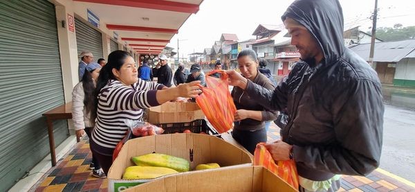 APOYO AL SECTOR AGRICOLA CON UNA PEQUEÑA FERIA 