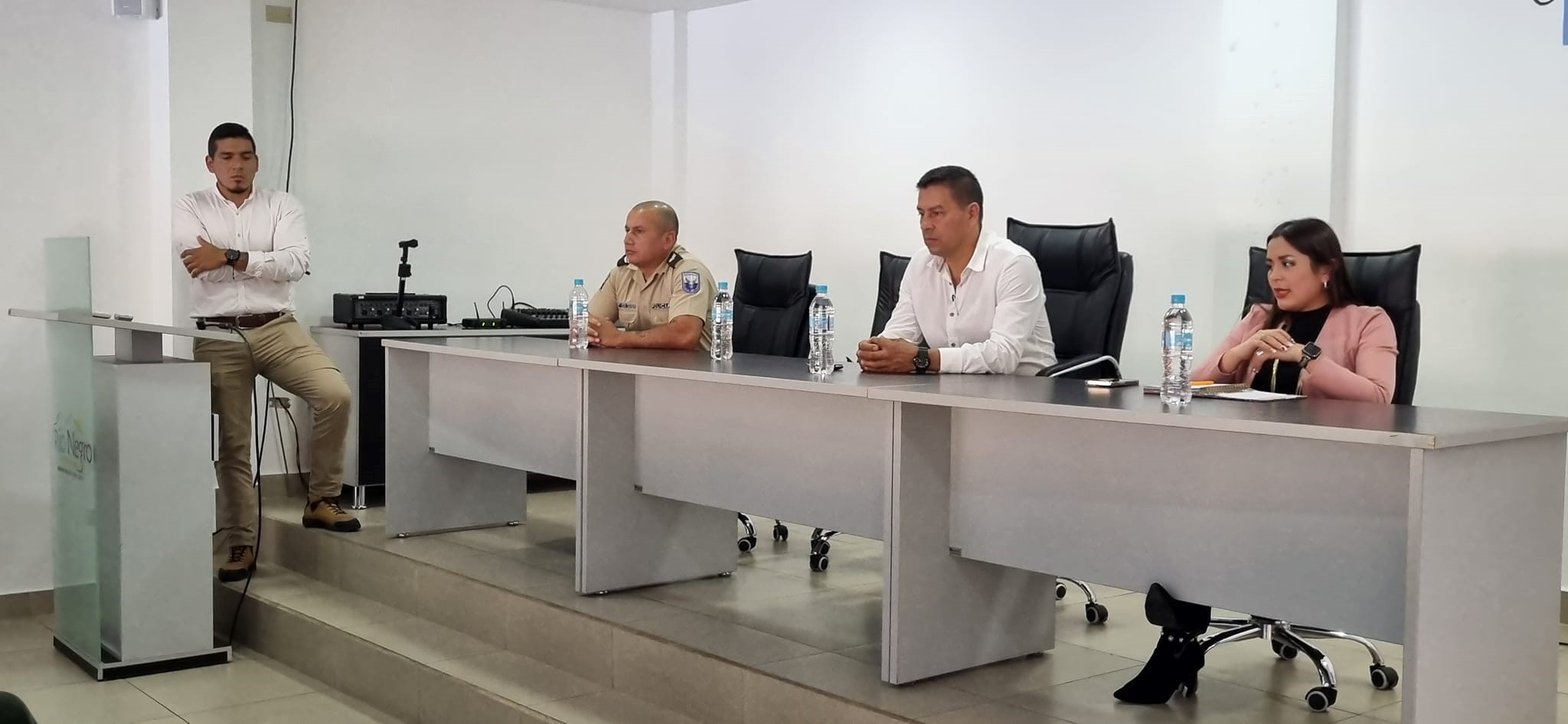 REUNIÓN DE TRABAJO CON TENENCIA POLITICA, COMISARIA NACIONAL DEL CANTON BAÑOS DE AGUA SANTA, PRESIDENTES Y REPRESENTANTES DE LAS DIFERENTES COMUNIDADES DE LA PARROQUIA TRATANDO EL TEMA DE SEGURIDAD.