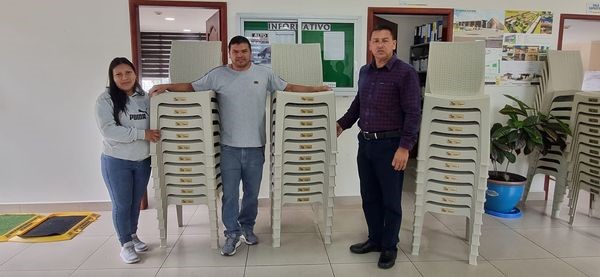 ENTREGA DE SILLAS PLASTICAS A VARIAS COMUNIDADES DE LA PARROQUIA