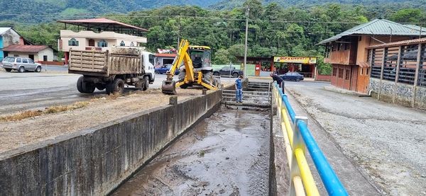 APOYO DEL GADBAS CON MAQUINARIA PARA LIMPIEZA Y MEJORAMIENTO DE ESPACIOS PÚBLICOS Y VÍAS DE LA PARROQUIA