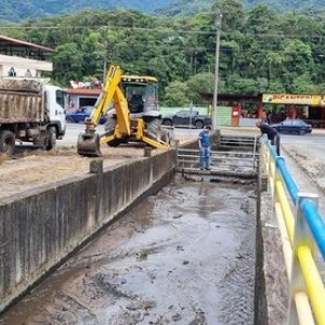 APOYO DEL GADBAS CON MAQUINARIA PARA LIMPIEZA Y MEJORAMIENTO DE ESPACIOS PÚBLICOS Y VÍAS DE LA PARROQUIA