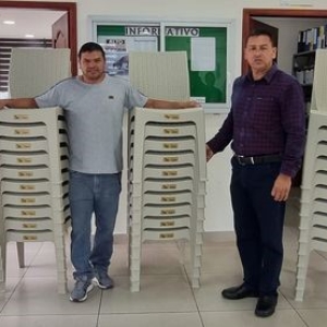 ENTREGA DE SILLAS PLASTICAS A VARIAS COMUNIDADES DE LA PARROQUIA