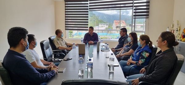 REUNION CON POLICIA NACIONAL, TENENECIA, CRISFE, ECUAGUESA Y VOCALES DEL GOBIERNO PARROQUIAL PARA COORDINAR ACCIONES SOBRE SEGURIDAD.