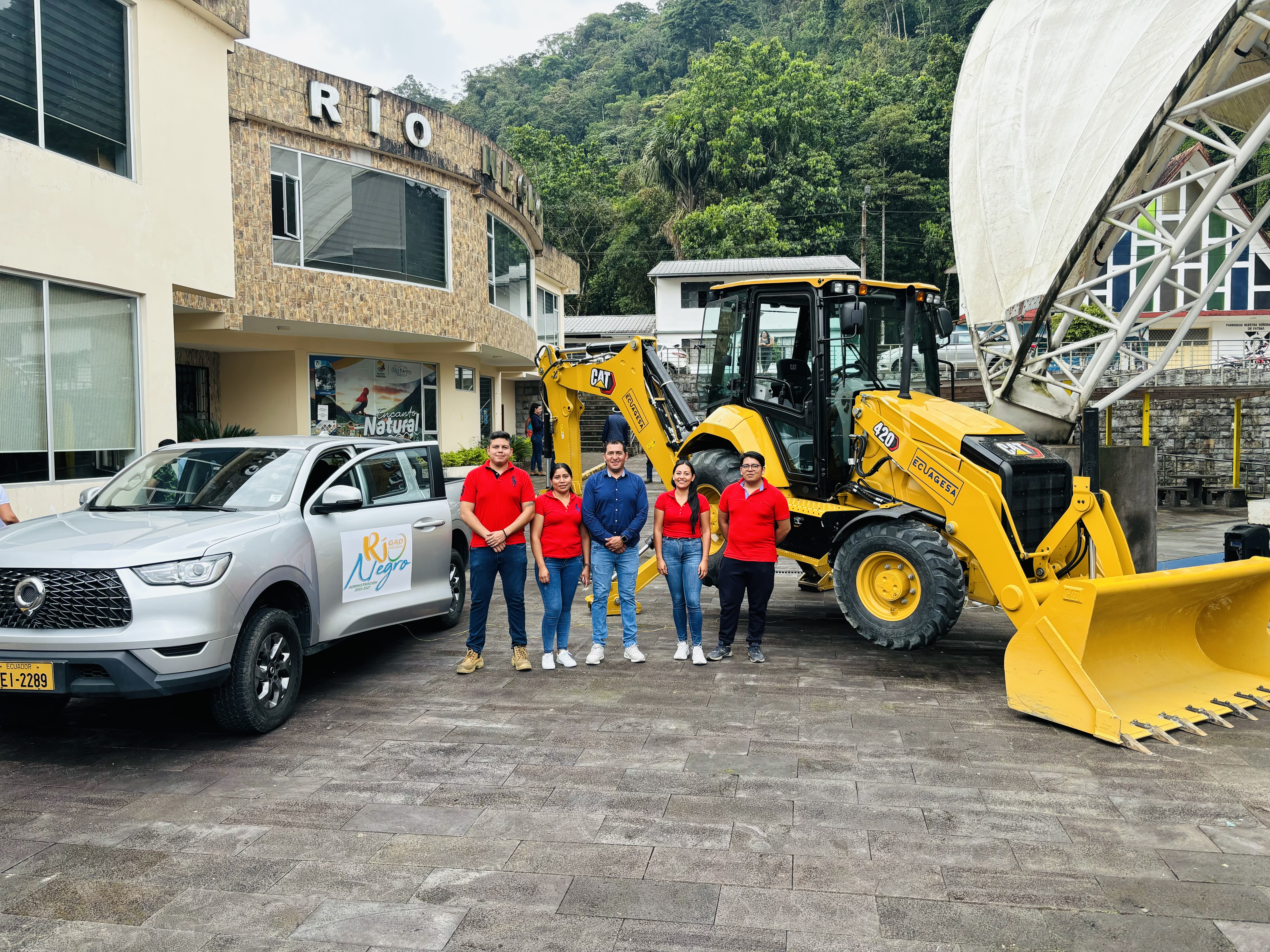 Camioneta y Retroexcavadora para nuestra parroquia Río Negro